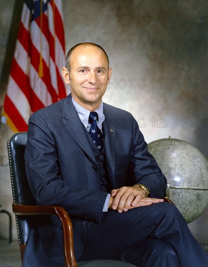 (21 Sept. 1971) --- Portrait of astronaut Alan L. Bean in civilian clothes.