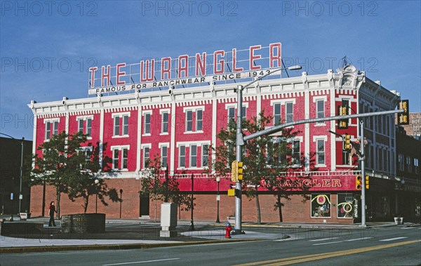 Wrangler Western Wear Lincolnway & Capitol Drive Cheyenne Wyoming ca. 2004