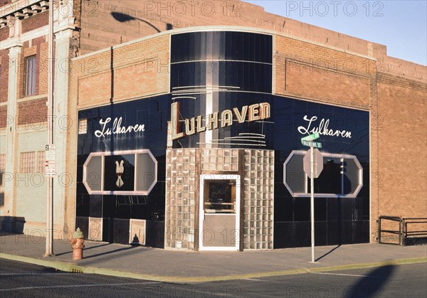 1980s America -  Lulhaven Bar