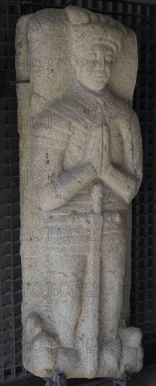 Sarcophagus lid with recumbent sculpture of a knight in prayer attitude