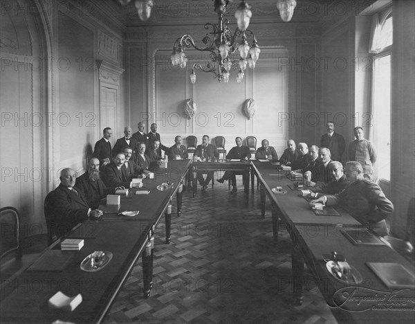 le conseil de tournée lors de sa première réunion dans le nouveau siège, 1915