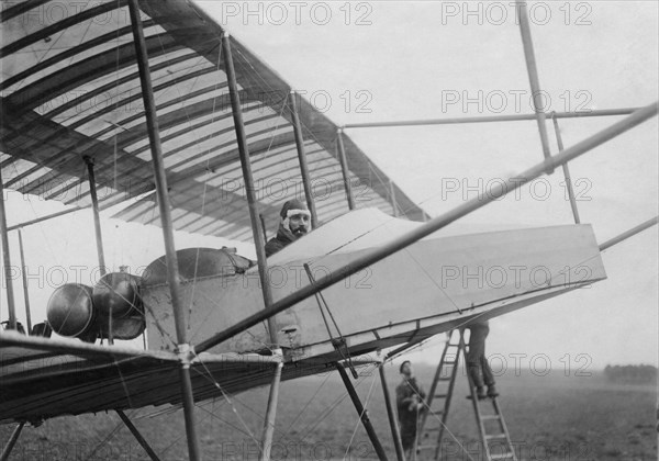 henri farman, français, avant même que delagrange ait réussi à voler avec un passager à bord, 1910