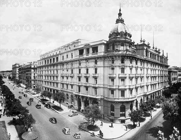 l'hôtel excelsior de rome sur une photo des années 1940 : toujours utilisé aujourd'hui, il a accueilli des personnes et des acteurs célèbres, également immortalisé dans le film de fellini "la dolce vita".