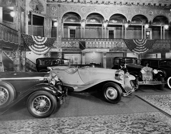 présentation de l'isotta fraschini, salon de l'automobile de milan, années 1930