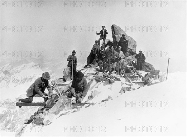 italie, construction de la cabane margherita sur la punta gnifetti du massif de la rosa, 1893