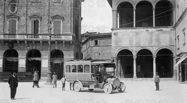 italie, macerata, voiture quittant la piazza pour la ligne macerata-treja, années 1930