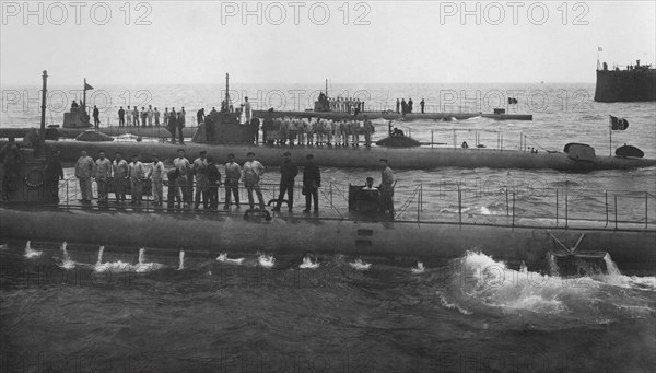 un groupe de sous-marins dans une image du photojournaliste luca comerio. 1915-1940
auteur : luca comerio