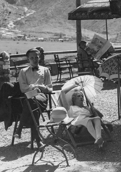 les vacanciers du grand hotel solda, dans l'une des plus belles vallées de l'alto adige, sous les murs du groupe grand ortles. 1915-1940