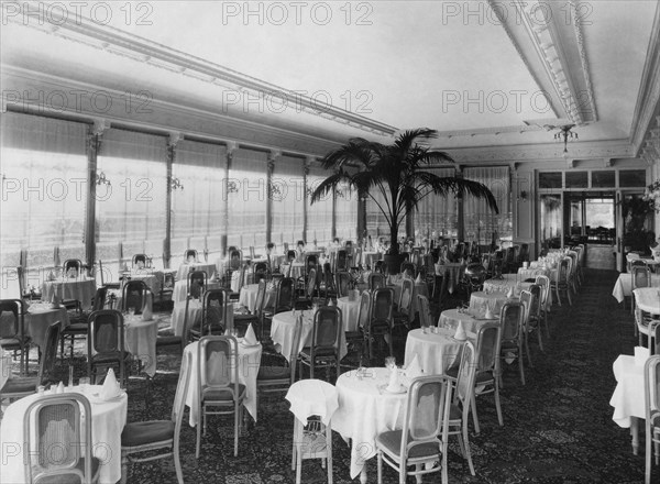 le restaurant de l'hôtel royal de san remo. destination du tourisme d'élite international jusqu'à la seconde guerre mondiale, la ville ligure comptait un grand nombre d'hôtels de luxe ; un phénomène qui a aujourd'hui partiellement disparu. 1915-1940