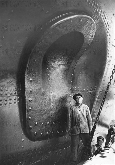 la marine et l'aéronautique ont connu un grand essor dans les années où l'exaltation du progrès et de la technologie était prédominante. la photo du paquebot mythique, 1915-1940