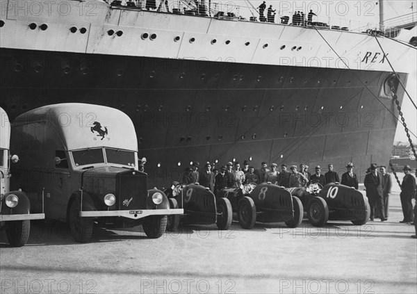 les "bolidi" de la mille miglia sur la ligne d'arrivée partielle de vasto. la course, qui n'en était encore qu'à ses débuts à la fin des années 1920, allait devenir l'un des événements sportifs les plus populaires et une grande opportunité de publicité et de propagande pour l'industrie automobile nationale. 1915-1940