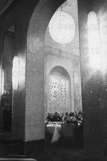 à l'initiative de la direction du groupe fiat, le grand hôtel principi di piemonte a été construit à turin en 1938. la photo montre un détail de la salle de bal, avec ses hautes niches en mosaïque dorée, 1915-1940.