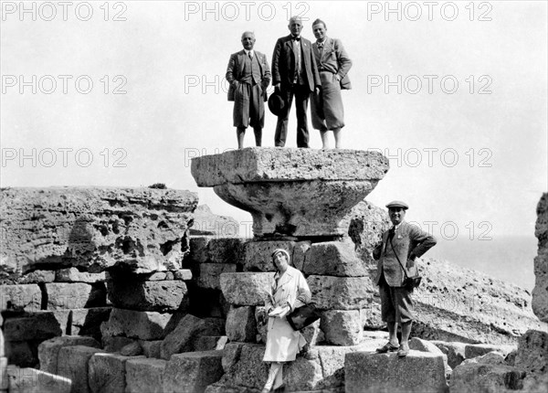 les grandes excursions nationales organisées par le touring dans les années 20 dans les régions "rachetées" (venise tridentine et julienne), dans celles plus éloignées et moins accessibles (sardaigne, calabre, sicile, abruzzes) et même dans les colonies (libye) peuvent être lues comme des tentatives de mise à jour et d'information d'une société qui était sortie victorieuse d'un conflit "mondial" et qui était aux prises avec une nouvelle réalité et de nouveaux problèmes, à connaître et à résoudre. sur la photo la grande excursion dans le trentin et la petite excursion dans les dolomites. 1923-1924