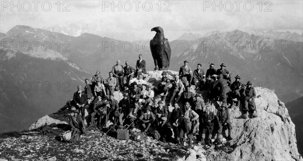 italie, trentino alto adige, dolomites, catinaccio groupe rosengarten, les grandes excursions nationales organisées par touring dans les années 20 dans les régions "rachetées" (venise tridentina et giulia), dans celles plus éloignées et moins accessibles (sardaigne, calabre, sicile, abruzzes) et même dans les colonies (libye) peuvent être lues comme des tentatives de mise à jour et d'information d'une société qui était sortie victorieuse d'un conflit "mondial" et qui était aux prises avec une nouvelle réalité et de nouveaux problèmes, à connaître et à résoudre. sur la photo tci excursions nationales, dolomites 1919