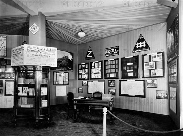 le développement du tourisme est allé de pair avec le développement de l'automobile en italie : la photographie montre le stand du tci au salon de l'automobile de 1930.