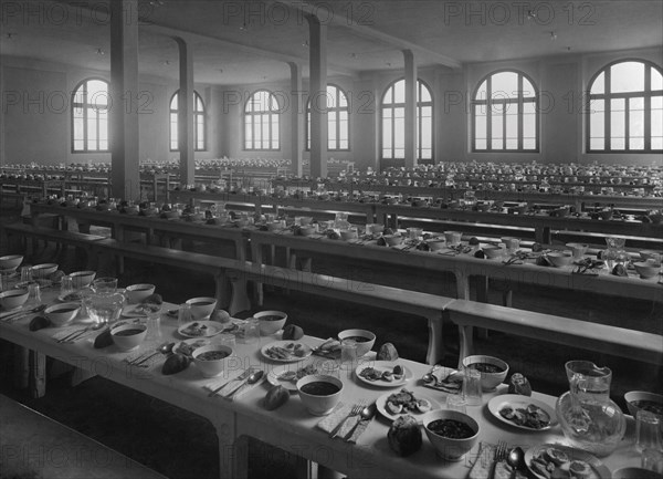 de grands dortoirs pour les réfectoires des colonies de bord de mer, l'une des premières formes d'organisation étatique des vacances des jeunes. 1915-40