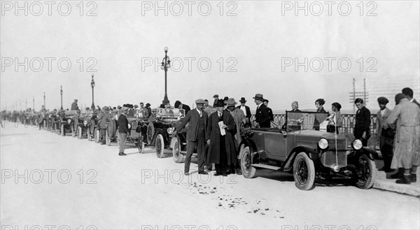 1926 excursion touristique nationale en calabre : une flotte de 30 voitures fiat quitte reggio pour visiter la région et tenter de contribuer à son développement touristique. 1926