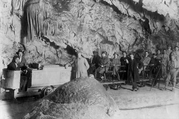 une des grandes passions du président l.v. bertarelli était les grottes : la photo montre bertarelli à postumia, qu'il a contribué à faire connaître et à promouvoir, ainsi que les grottes karstiques à l'échelle nationale. 1915-40