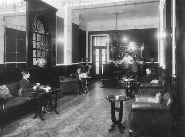 le touring hotel de milan, inauguré en 1926, était équipé des installations les plus modernes et marqué par "une simplicité décorative". il devait servir de modèle pour le renouvellement des hôtels, qui étaient à l'époque très en retard, et pour la construction de nouveaux hôtels. la photo montre une structure du touring hotel de milan. 1926