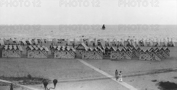 deux rangées de cabanes et une de tentes carrées fixées au sol : cesenatico 1930