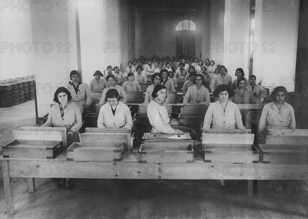 le conditionnement du tabac dans une manufacture à lecce. 1920