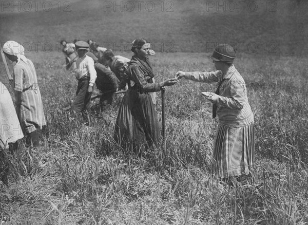 dans une image du service photo du gouvernorat de rome la distribution de médicaments antipaludiques à la population rurale de l'agro pontino 1915-40