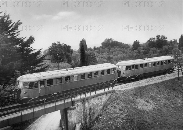 l'un des fameux littorine, comme on appelait les premiers wagons, construits à turin par fiat, qui en quelques décennies était devenu la première industrie du pays 1915-40