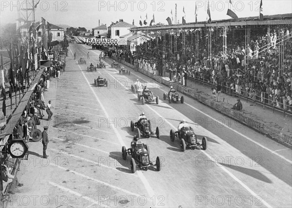 les "bolidi" de la mille miglia sur la ligne d'arrivée partielle à Vasto. la course, qui n'en était encore qu'à ses débuts à la fin des années 1920, allait devenir l'un des événements sportifs les plus populaires et une grande opportunité de publicité et de propagande pour l'industrie automobile nationale. vers 1930