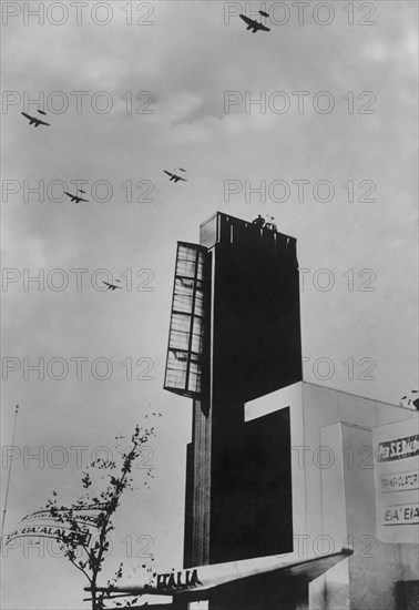 la 2e escadrille atlantique survole le pavillon italien à l'exposition de chigago à l'occasion de la croisière aérienne pour le dixième anniversaire de l'ère fasciste. 1932