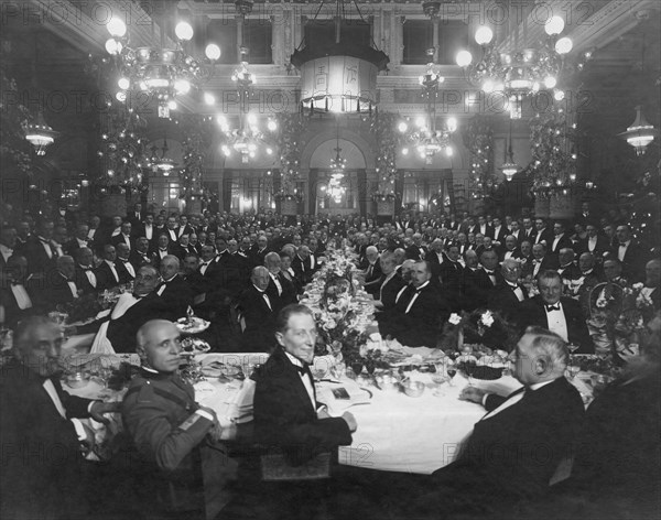 1924 : le touring a 30 ans et atteint près de 300.000 membres. lors du banquet de célébration, 400 invités font la fête dans un restaurant de milan, via verdi. l.v. bertarelli (au centre) le "grand et bien-aimé président".