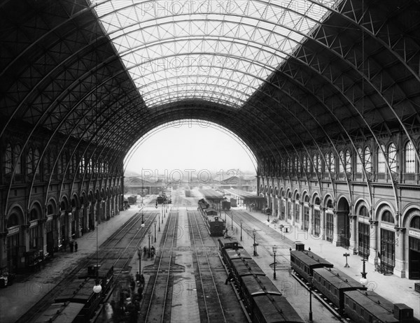 italy, piemonte, turin, railway station of porta nuova