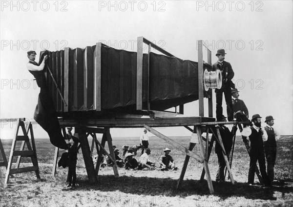 the largest camera in the world, named Mammut, Mammoth Camera, built in Chicago by J. A. Anderson