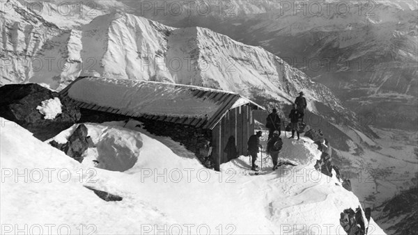 italia, valle d'aosta, capanna al colle del gigante