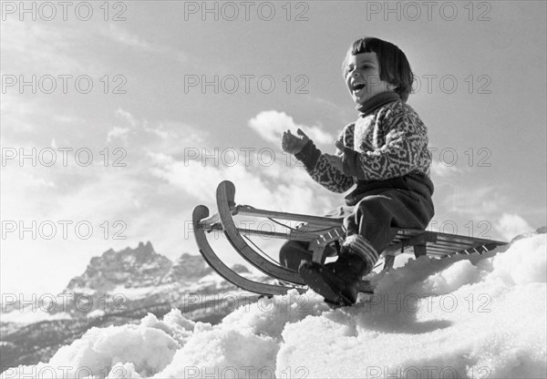 cortina, bimba su slitta, 1952