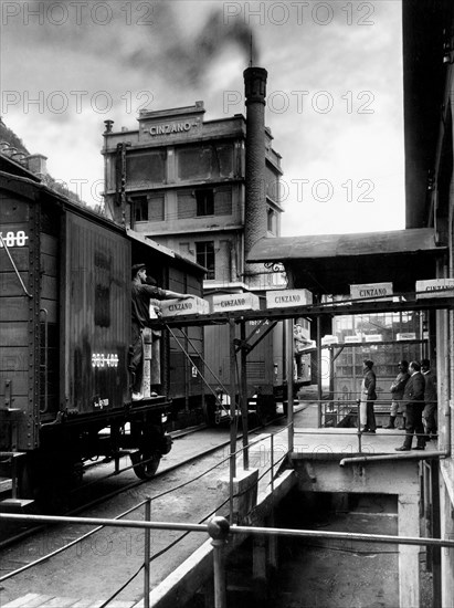 italy, piemonte, santa vittoria d'alba, ditta francesco cinzano e compagnia, 1920-1930