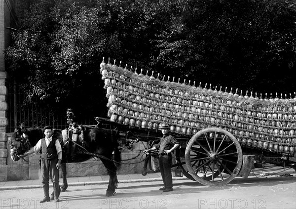 italy, tuscany, florence, cart, flasks of wime, 1920-1930