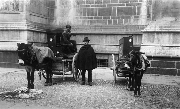 italy, lombardia, milan, cathedral, organ grinders, 1920-1930