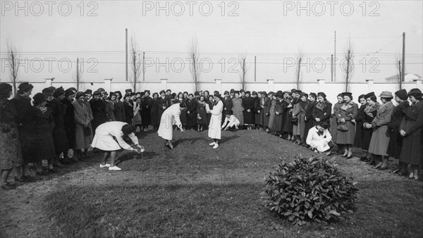 italy, lombardia, milan, scuola sacchi, colonial women, lessons of architecture,1920-1930