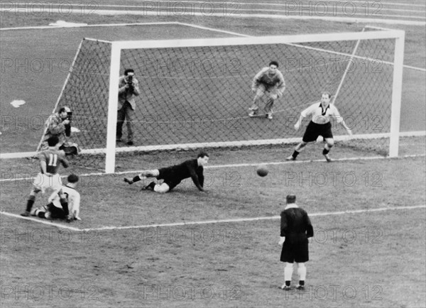 football, l'italie bat l'allemagne 2-1, 1955