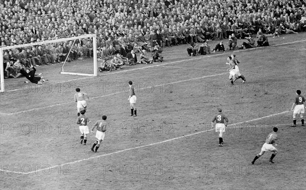 suisse, stade de berne, match de football entre la suisse et l'italie, but de firmani, 1-1, 1956