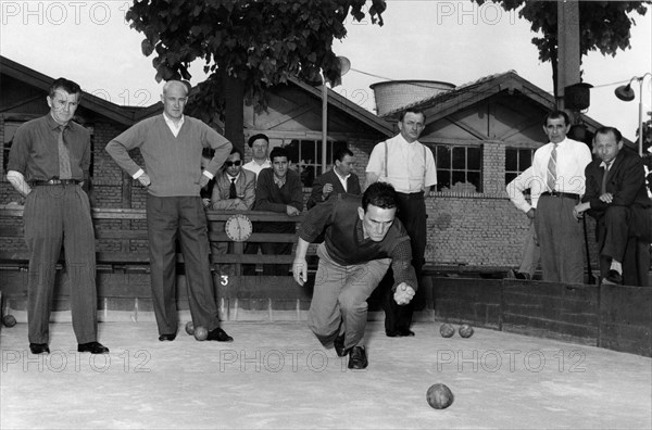 match de boules au centre sportif pirelli, 1958