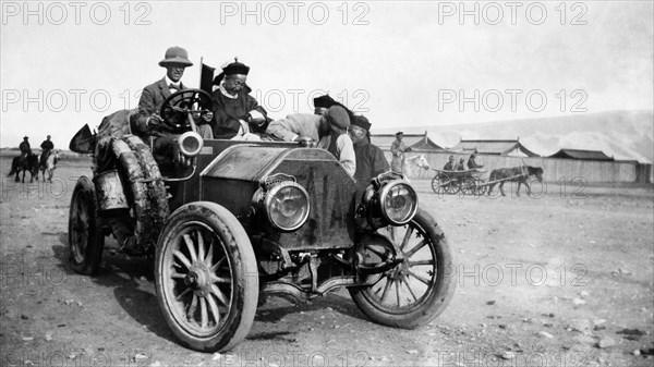 course automobile, raid beijing-paris, gouverneur chinois de mongolie en voiture avec escorte, 1907