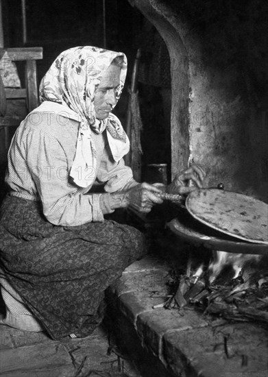 femme de romagne cuisinant une piadina, 1920-1930