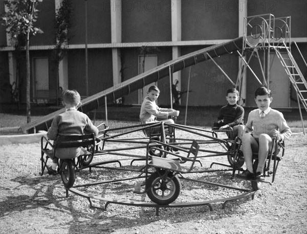 enfants jouant sur le toboggan, 1957