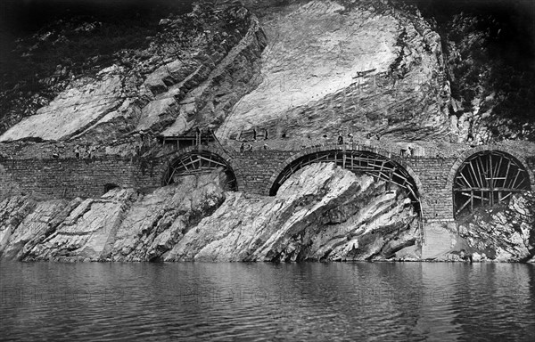 route de gardesana près de torbole, démolition de couches rocheuses dangereuses, 1930-1940