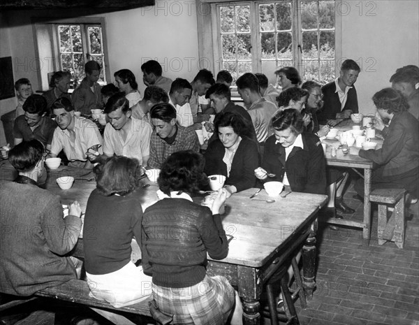 hôtel pour jeunes, enfants au petit déjeuner