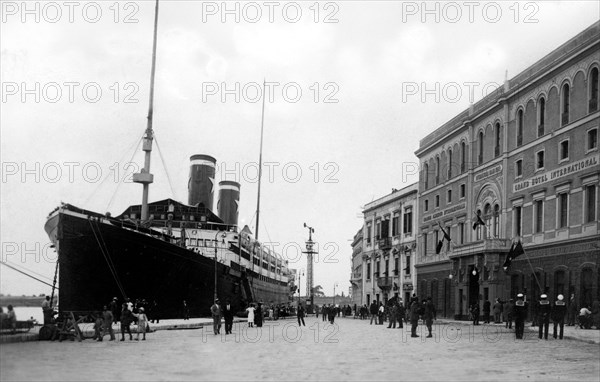 brindisi, hôtel international devant l'embarcadère des bateaux à vapeur, 1931