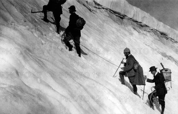 italie, piémont, monterosa, vers la cabane margherita avec du matériel scientifique, 1900-1910