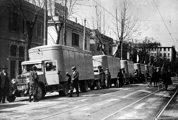 fasc fasc fascisme, benito mussolini et la colonne de camions de céréales sur la via appia, 19 27