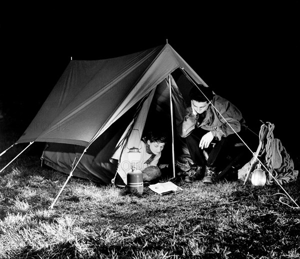 tourisme, camping, tente et lampe à gaz, 1956